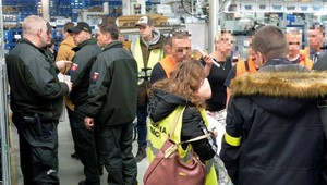 Kontrola vo firmách v Senici a Nitre, vyhostili 24 Srbov