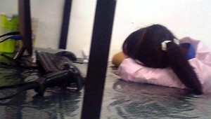 Vyčerpaní zamestnanci Apple zaspávajú počas smeny