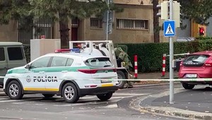 Poplach na policajnom prezídiu. Niekto pri budove nechal opustený kufor