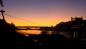 Za tmy do práce, málo času na rodinu...