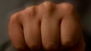 Zbili chlapca palicou a päsťami, teraz čelia obvineniu