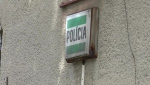 Policajtky napadol a zranil muž, ktorému chceli nasadiť putá. Mal zmlátiť otčima