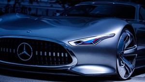 V nočných svetlách Hongkongu je Mercedes-AMG Vision GT ešte úžasnejší