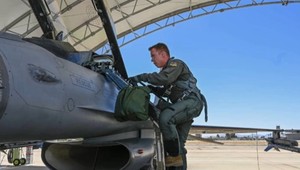 V USA si už prví slovenskí piloti vyskúšali let na stíhačke F-16. V roku 2023 ich budú riadiť na Slovensku