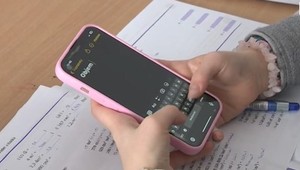 Od januára budú zakázané mobily na školách. Ako sa na to pripravujú pedagógovia?