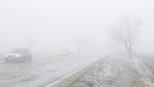 Streda bude zamračená a hmlistá, na cestách varujú pred poľadovicou