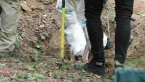 Špecialisti vykopali ľudské telo prikryté fóliou. Nad prípadom visí priveľa otáznikov