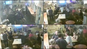 Bitka v bare. Muž chcel chrániť manželku, skončil so zlomenými rebrami