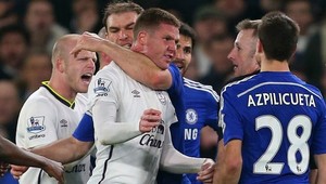 Na Stamford Bridge bolo rušno. Ivanovič chytil McCarthyho pod krk