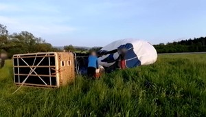 Balón s desiatimi ľuďmi musel náhle pristáť. Zachytil elektrické vedenie