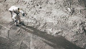 Ak bolo pristátie na Mesiaci sfalšované, ako to mohli utajiť?