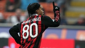 Ronaldinho sa blysol hetrikom, Toni strelil prvé ligové góly po návrate