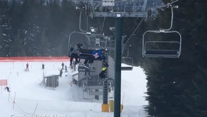 Tínedžeri zachránili chlapca, ktorý visel z lanovky