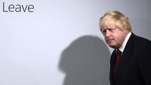 Briti podpisujú petíciu proti rozhodnutiu Johnsona obísť parlament. Opozícia sa snaží dostať z kúta, kam ich zahnal