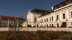 TV JOJ disponuje letákom, v ktorom sa autor vyhráža vláde aj prezidentke. Či ide o možný teroristický útok rieši polícia aj SIS