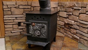 Starší manželia sa udusili splodinami z kachľovej pece