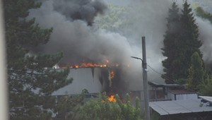 Požiar haly v Partizánskom sa podarilo lokalizovať. Na mieste zasahuje 18 hasičov