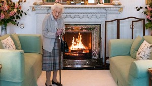 Obavy o kráľovnú! Museli k nej povolať lekárov, zišla sa pri nej celá rodina, vrátane Sussexovcov!