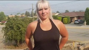 Túto mladú čašníčku vyhodili z práce: Pozrite sa, čo prekážalo jej šéfovi