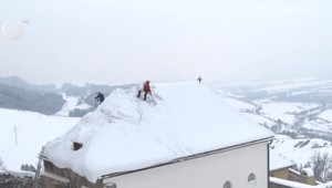 FOTO: Hrad obsadili horolezci. Odpratať musia viac ako 10 ton sneh