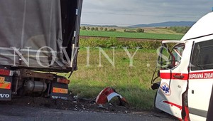 Hrozivá zrážka sanitky s kamiónom a autom. Najhoršie na tom je vodič zdravotnej služby