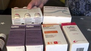 Lieková horúčka v Británii. Ľudia si hromadne uskladňujú lieky