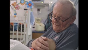 VIDEO: 75-ročný dobrovoľník pomáha v nemocnici rásť predčasne narodeným deťom
