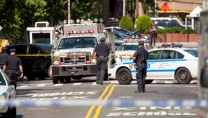 Nevychádzajte von a zamknite sa! Trestanec zranil 4 policajtov