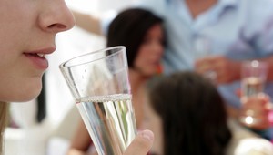 Európania vedú pred Američanmi v pití alkoholu. Upíjajú sa k smrti