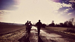 Má 85 rokov a polmaratón zabehne za necelé dve hodiny