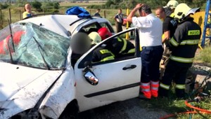 Dodávke sa počas jazdy odpojil prívesný vozík, spôsobil vážnu nehodu