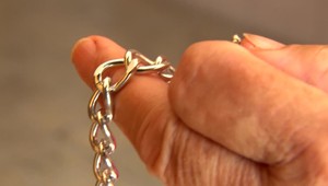 Za bieleho dňa okradli 80-ročnú dôchodkyňu. Nik jej nepomohol