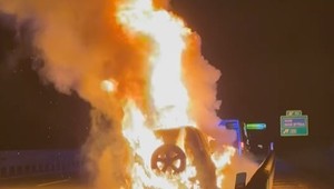 Slovenskému rapperovi explodovalo auto počas jazdy