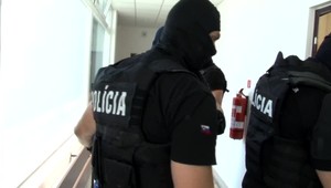 Pri drogovej razii NAKA kukláči omylom vtrhli do nesprávneho domu
