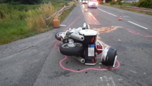 Zrážka motorkára s dodávkou. Muža (31) po náraze odrazilo