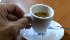 Chcela ísť na toaletu, skončila pri krádeži kávy. Bizarný prípad rieši polícia