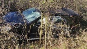 Kuriózna nehoda: Auto sa rútilo samé dole zjazdovkou, 17-ročné dievča skončilo v nemocnici