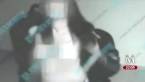 Policajti nútili zadržanú zlodejku ku striptízu! Takto to vyzeralo