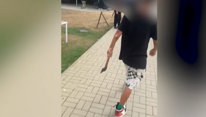 Mladík, ktorý sa študentovi vyhrážal útokom sekerou, zostáva vo väzbe