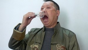 Číňan zjedol za svoj život až 1500 žiaroviek