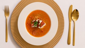 Kapustnica s údeným mäsom a klobásou