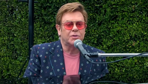 Mŕtvica?! Elton John len ťažko artikuloval, špekulácie o ťažkej chorobe!