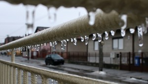 Na Slovensko mieri mrznúci dážď. Pripravte sa na poľadovicu