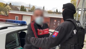 Polícia zadržala dílera priamo na ulici. Vysokoškolsky vzdelaný muž si privyrábal predajom drog