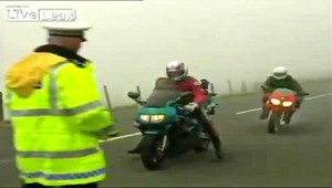 AUTENTICKÉ VIDEO: Policajt zastavoval motorkára, skončilo to nehodou!