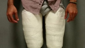 Muž chcel prejsť letiskom s piatimi kilami kokaínu, ktoré mal prilepené na nohách