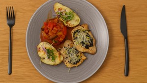 Bravčové karé s provensálskou zeleninou a plneným zemiakom