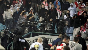 Maskovaní chuligáni z Varšavy napadli izraelský tím