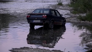 Auto zostalo v rieke medzi skalami. Ako sa tam dostalo, je záhadou