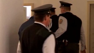 Trojnásobný vrah žaluje ministerstvo vnútra a políciu. Žiada státisíce eur